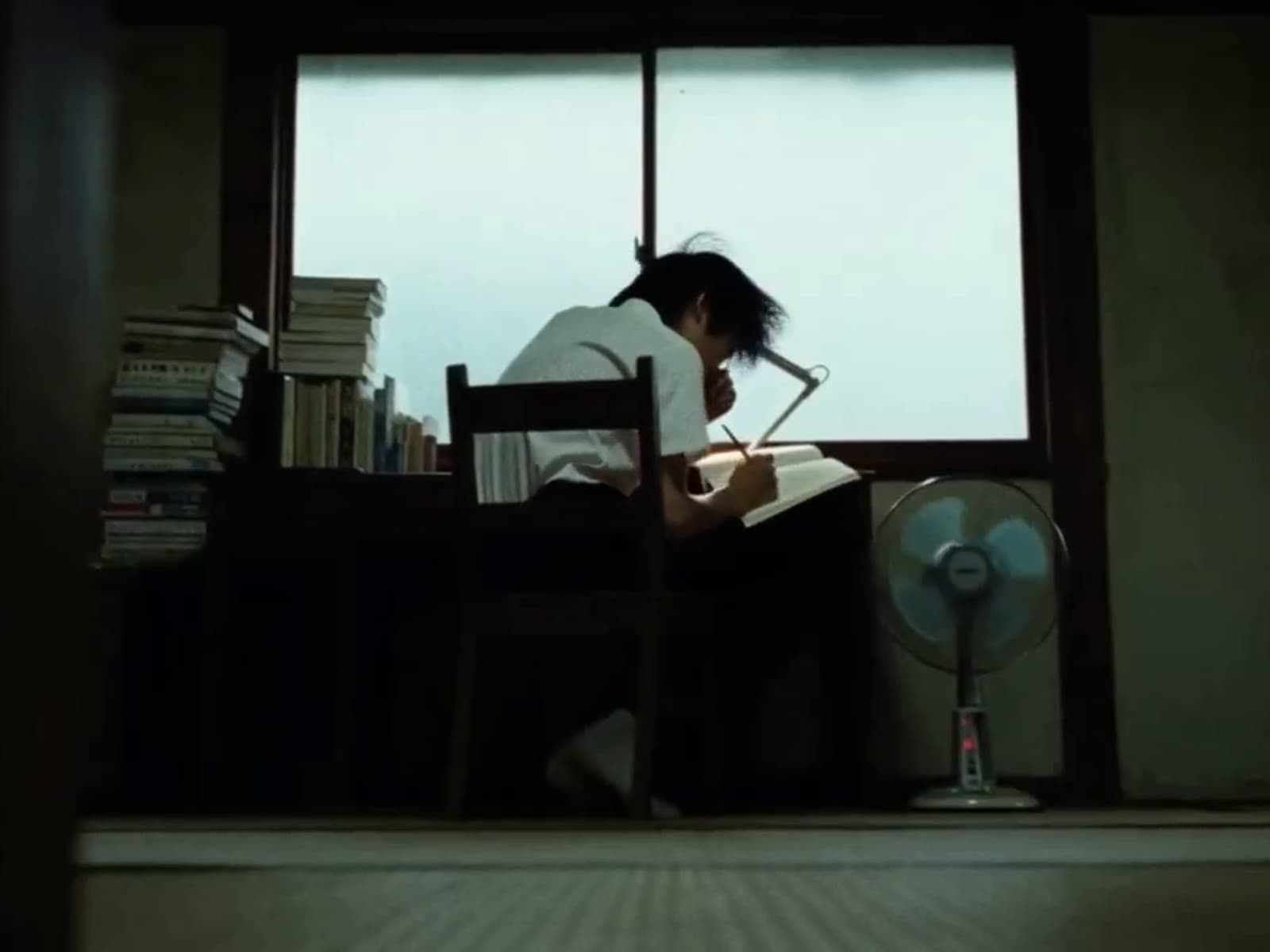 Kim Jun's Every Day builds dread from a fan and a book
